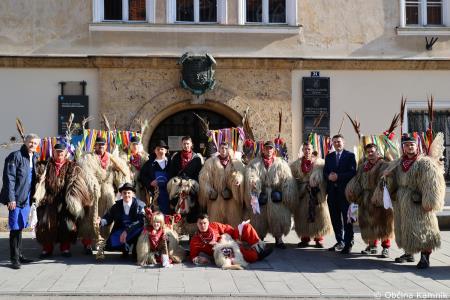 Kamnik so obiskali koranti iz Zamušanov pri Ptuju in v mestno jedro privabili nepregledno množico, željno ogleda tradicionalne pustne šege (90)